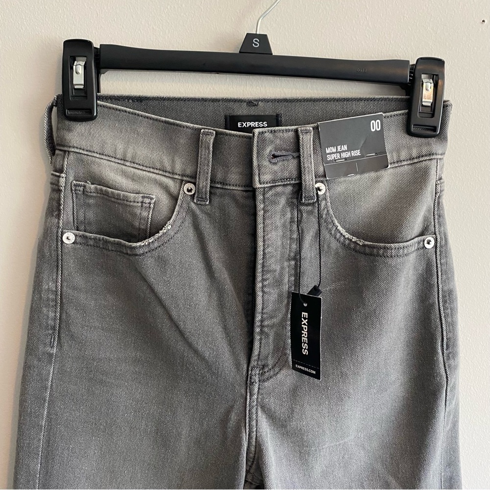 EXPRESS High Rise Mom Jeans - Picture 4 of 6